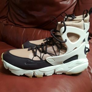 NWOT NIKE AIR FOOTSCAPE MID UTILITY SHOES
